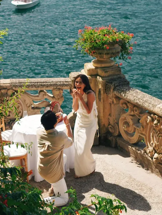 Momen manis terbaru dating dari Amanda Rawles yang dilamar sang kekasih di Italia. [Foto: Instagram/amandarawles]