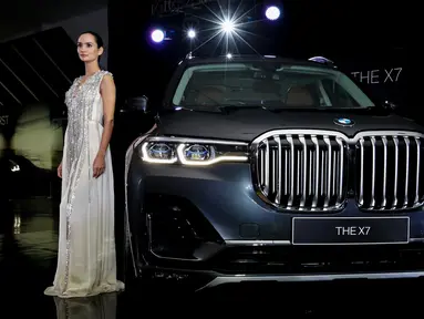 Model berpose di mobil First-Ever BMW X7 saat peluncuran di Jakarta, Senin (15/7/2019). BMW Indonesia meluncurkan varian All-New BMW X7 xDrive40i Pure Excellence dilengkapi dengan mesin 6-silinder 3.0-liter BMW TwinPower Turbo bertenaga 340 hp dan torsi hingga 450 Nm. (Liputan6.com/Fery Pradolo)