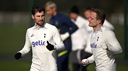 Bek Tottenham Hotspur Welsh Ben Davies dan gelandang Oliver Skipp ambil bagian dalam sesi latihan tim jelang bertamu ke kandang AC Milan pada lanjutan Liga Champions, di Tottenham Hotspur Football Club Training Ground di London, Senin (13/2/2023). Tottenham menatap laga ini dengan hasil buruk pada akhir pekan lalu di Liga Inggris. (Ben Stansall / AFP)