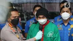 Musisi Erdian Aji Prihartanto alias Anji dihadirkan saat konferensi pers rilis pengungkapan kasus narkoba di Polres Metro Jakarta Barat, Jakarta, Rabu (16/6/2021). Satuan Reserse Narkoba Polres Metro Jakarta Barat menangkap Anji terkait dugaan kasus narkoba. (Liputan6.com/Herman Zakharia)