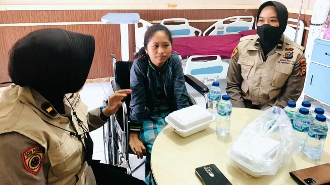 Korban laka lantas yang mengalami patah tulang kaki mendapatkan terapi dari Biro SDM Polda Riau.