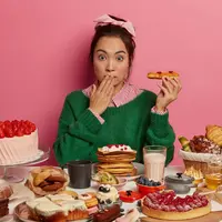 Ilustrasi makan makanan manis./Copyright shutterstock.com/g/wayhome