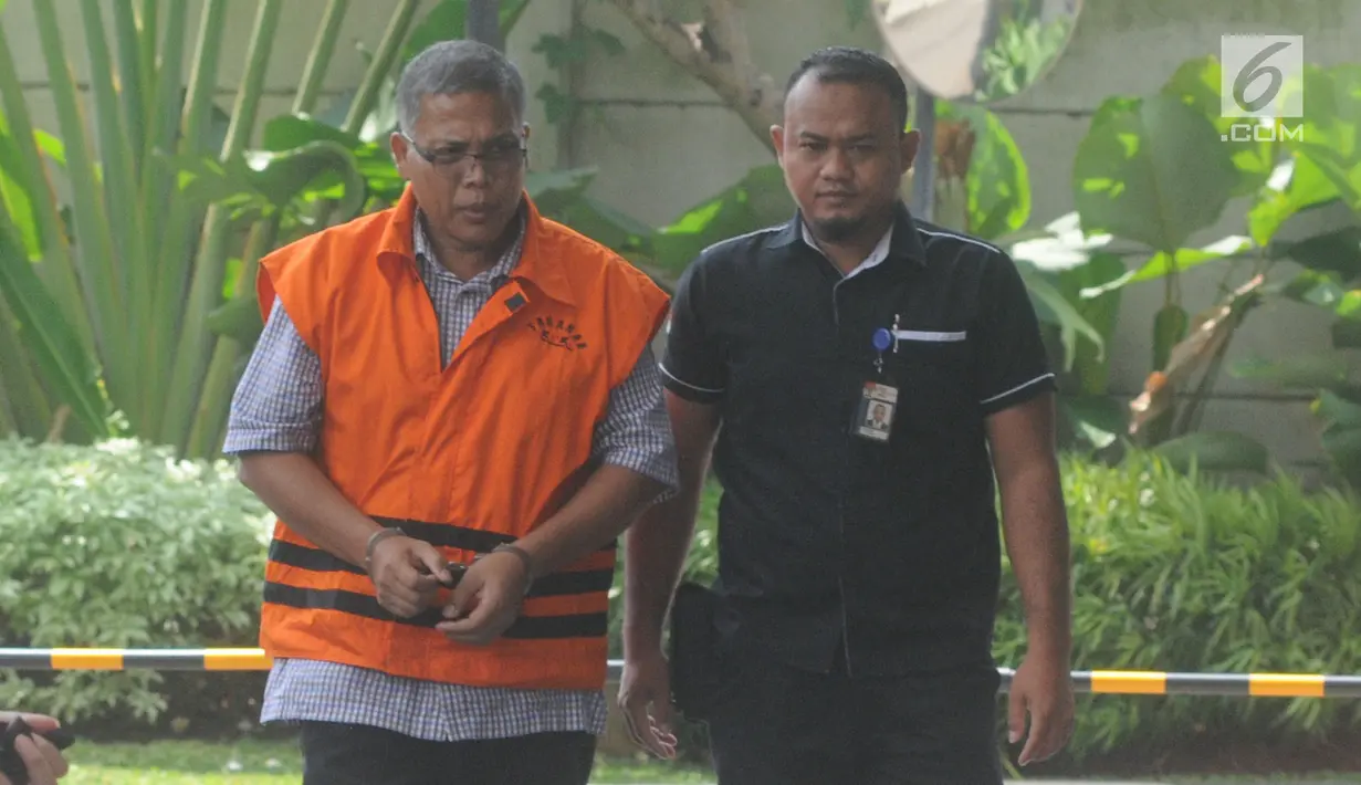 Mantan Kepala Satuan Kerja SPAM Strategis Lampung, Anggiat Partunggul Nahot Simaremare tiba di Gedung KPK, Jakarta, Senin (22/4). Anggiat diperiksa untuk melengkapi berkas terkait kasus suap sejumlah proyek pembangunan SPAM tahun anggaran 2017-2018 di Kementerian PUPR. (merdeka.com/Dwi Narwoko)