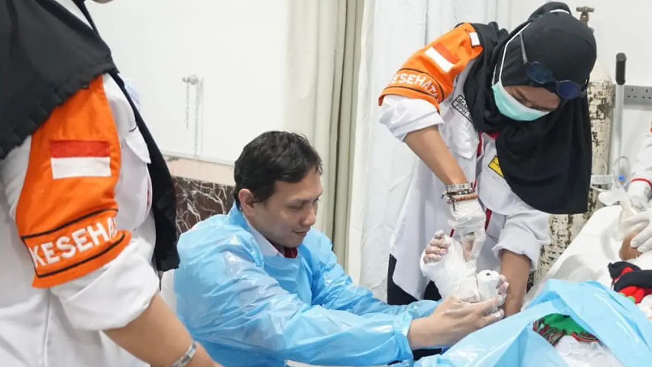 Penanganan cedera patah tulang terhadap jemaah haji lansia akibat terjatuh saat beribadah di Masjidil Haram. Tindakan medis ini dilakukan dokter spesialis orthopedi KKHI Makkah.