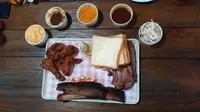 Bastard Platter, menu makan besar dengan 1 Kg daging dari Carne Smokehouse