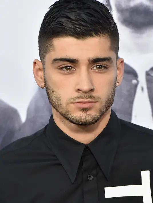 Tetapi Zayn seakan tidak peduli dengan celotehan dan kritikan para paparazi yang menilai penampilannya kala itu. (AFP/Bintang.com)