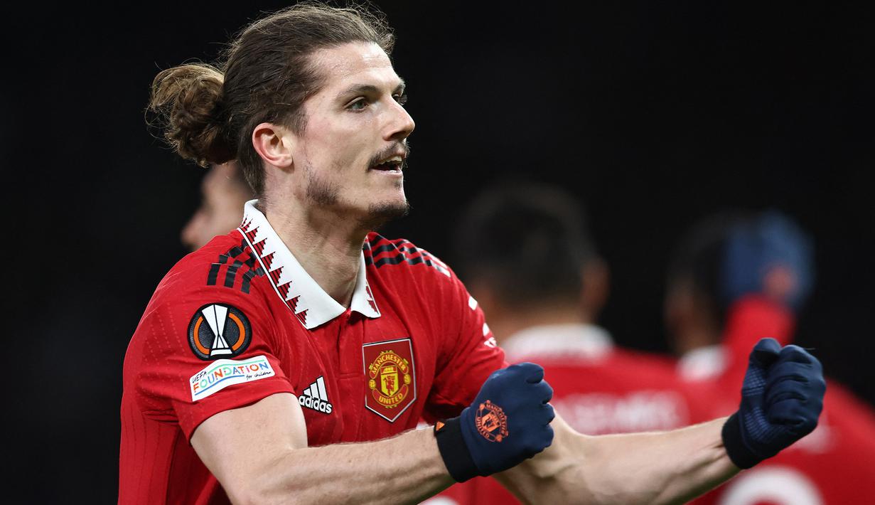 Selebrasi gelandang Manchester United, Marcel Sabitzer setelah menjebol gawang Sevilla pada laga leg pertama perempatfinal Liga Europa 2022/2023 di Old Trafford Stadium, Manchester (13/4/2023). Didatangkan dengan status pinjaman selama setengah musim dari Bayern Munchen pada akhir Januari 2023, Marcel Sabitzer tampil impresif saat diturunkan dalam 13 laga di semua ajang dengan menyumbang 3 gol dan 1 assist. MU pun berencana mempermanenkannya, namun terhalang tingginya harga yang dipatok Bayern Munchen. (AFP/Darren Staples)