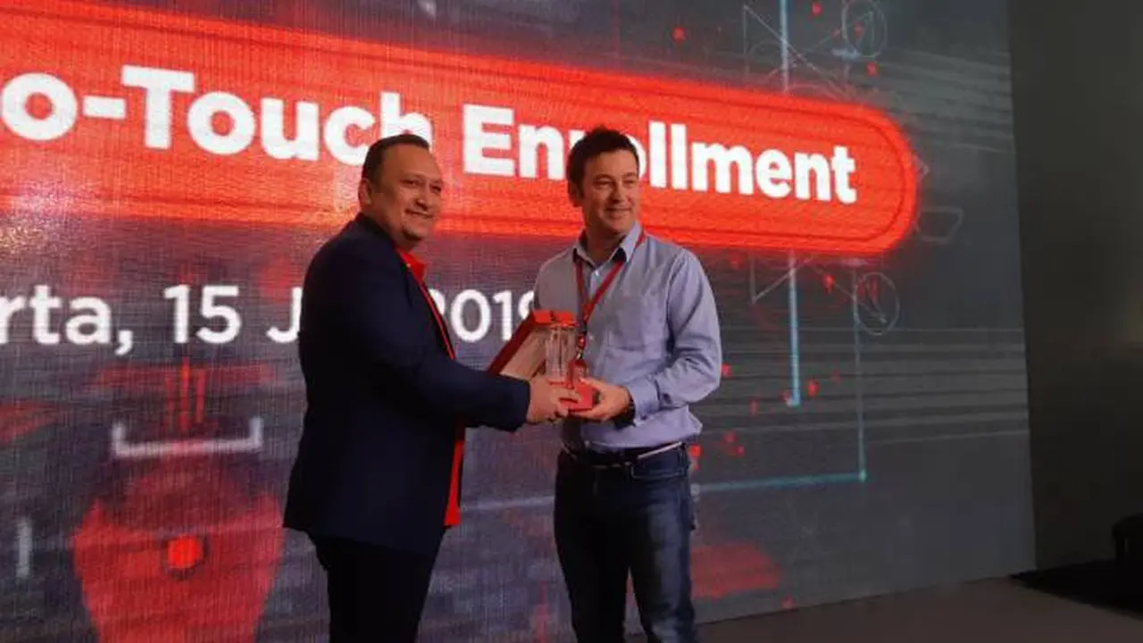 Senior VP Enterprise Account Management Telkomsel Dharma Simorangkir dan Regional Manager Android Enterprise Gerard Kenedy (kiri) saat memperkenalkan layanan korporat Android zero-touch enrollment milik Telkomsel dan Google di Jakarta, Senin (15/7/2019).