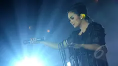 Penyanyi Krisdayanti tampil pada konser bertajuk Traya di Jakarta Convention Center, Jakarta, Minggu (3/5/2015). Pertunjukan spektakuler tersebut persembahan kolaborasi dari Krisdayanti, Erwin Gutawa, dan Jay Subiyakto. (Liputan6.com/Faisal R Syam)