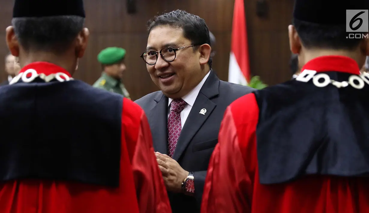 Wakil Ketua DPR Fadli Zon menghadiri acara pengucapan sumpah jabatan Ketua dan Wakil Ketua MK Anwar Usman dan Aswanto, Jakarta, Senin (2/4). Anwar dan Aswanto menjadi Ketua dan Wakil Ketua MK periode 2018-2020. (Liputan6.com/Immanuel Antonius)