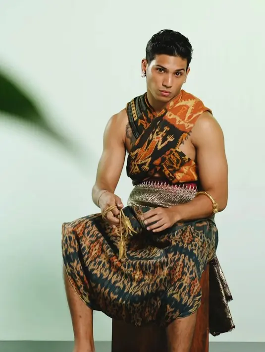 Pangeran Lantang, aktor berdarah Amerika Serikat dan Toraja juga tak kalah memesona. Ia tampil mengenakan kain tenun sumba. (Foto:Instagram/pangeranlantang).