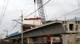 Pekerja melakukan proses pembangunan kontruksi jalur DTT di Jakarta, Jumat (13/4). Menhub Budi Karya Sumadi menargetkan penyelesaian pembangunan proyek infrastruktur jalur DDT Manggarai- Cikarang selesai pada 2020. (Liputan6.com/Johan Tallo)