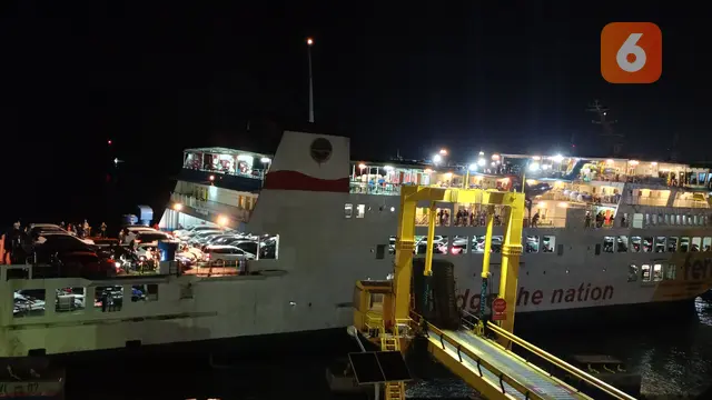 Kondisi Pemudik diatas Kapal Ferry. (Senin, 15/04/2024). (Yandhi Deslatama/Liputan6.com).