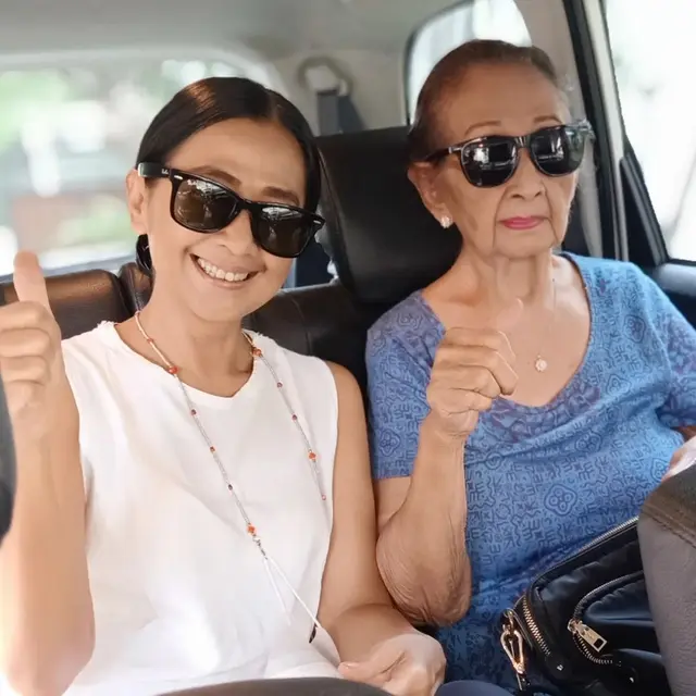 6 Momen Kedekatan Ayu Laksmi dengan Ibundanya, Pemeran Ibu 'Pengabdi Setan'