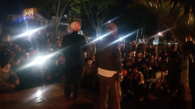 Massa Aliansi Umat Islam Pembela Tauhid Garut saat berorasi di mapolres Garut dini hari tadi