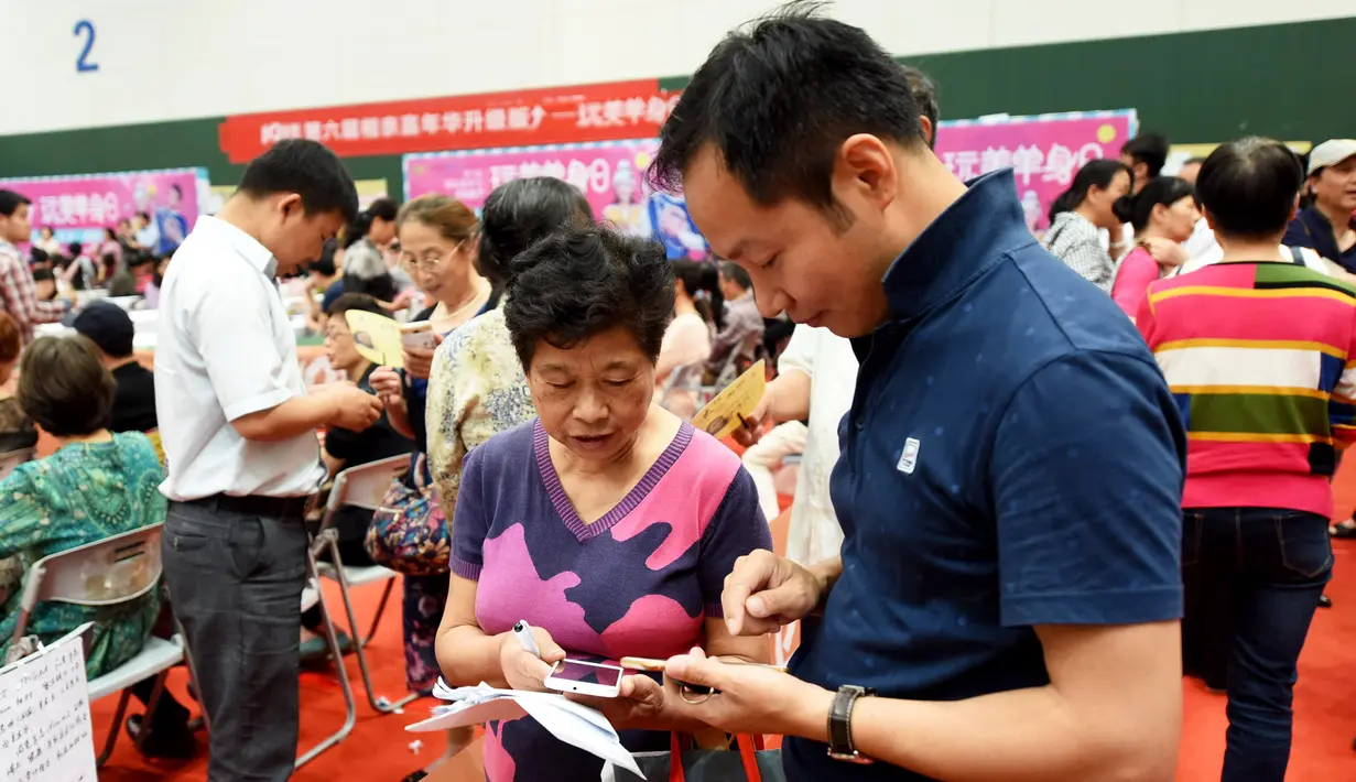Peserta saling bertukar kontak selama acara perjodohan di Hangzhou, Provinsi Zhejiang, China (14/5). Acara ini menarik minat ribuan pria dan wanita. (AFP Photo/Str/China Out)