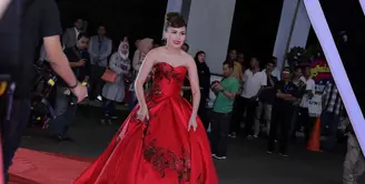 Berjalan di karpet merah, sering menjadi perhatian. Disamping itu, karpet merah sering menjadi tempat untuk memamerkan karya para desainer dalam merancang busananya. Di AMI Awards, Ayu Ting Ting hadir dengan warna merah. (Deki Prayoga/Bintang.com)