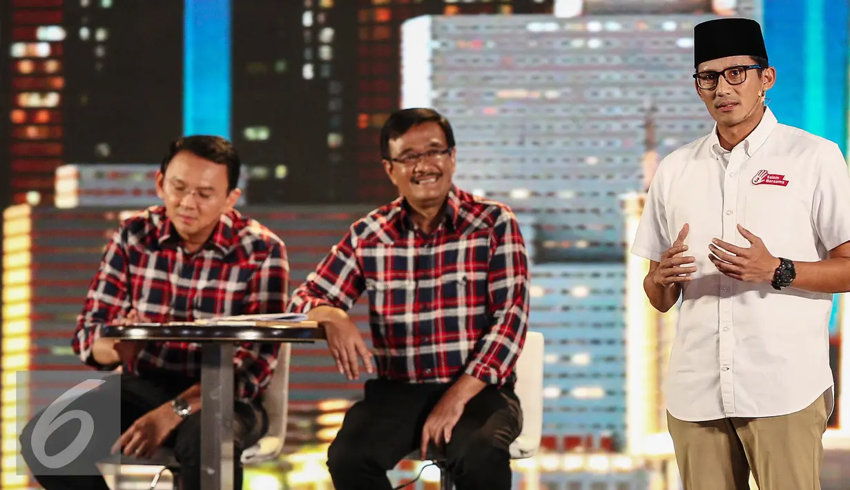 Sandiaga Uno menjawab pertanyaan dari lawannya saat debat kedua Cagub DKI-Jakarta, Jumat (27/1). Saling serang antar pasangan calon mulai terjadi pada debat cagub DKI Jakarta 2017 putaran kedua kali ini. (Liputan6.com/Faizal Fanani)