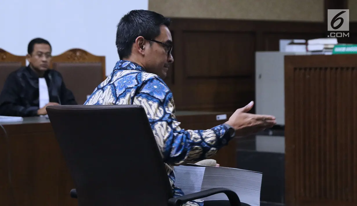 Gubernur Jambi nonaktif, Zumi Zola saat menjalani sidang pembacaan tuntutan di Pengadilan Tipikor, Jakarta, Kamis (8/11). Zumi Zola dituntut 8 tahun penjara dan denda pidana Rp 1 miliar dengan subsider 6 bulan penjara. (Liputan6.com/Helmi Fithriansyah)