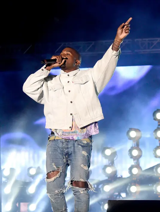 Barang-barang elektronik Kanye West menjadi bahan santapan lezat bagi sang maling. Tak butuh waktu lama, seperangkat laptop Kanye ludes di raip oleh perampok tersebut. (AFP/Bintang.com)