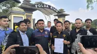 Mantan karyawan perusahaan didampingi kuasa hukum melapor ke Polda Riau terkait penahanan ijazah. (Liputan6.com/M Syukur)