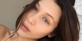 Meski selalu tampil full makeup, Bella Hadid juga bisa pamer wajah bare-faced loh! (instagram/bellahadid)