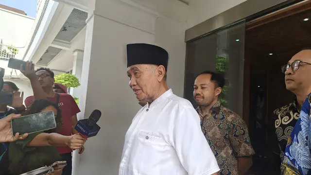 Mantan Ketua Komisi Pemberantasan Korupsi (KPK) Agus Rahardjo menyambangi Komisi Pemiihan Umum (KPU) untuk meminta kepastian hukum perihal putusan Bawaslu dan meloloskan dirinya jadi Anggota DPD Jawa Timur. (Merdeka.com/Alma Fikhasari)