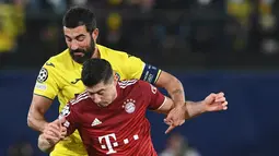 Bek Villarreal, Raul Albiol melakukan pelanggaran terhadap penyerang Bayern Munchen, Robert Lewandowski pada pertandingan leg pertama perempat final Liga Champions di stadion La Ceramica di Vila-real, Kamis (7/4/2022). Villarreal menang tipis atas Bayern Munchen 1-0. (AFP/Christof Stache)