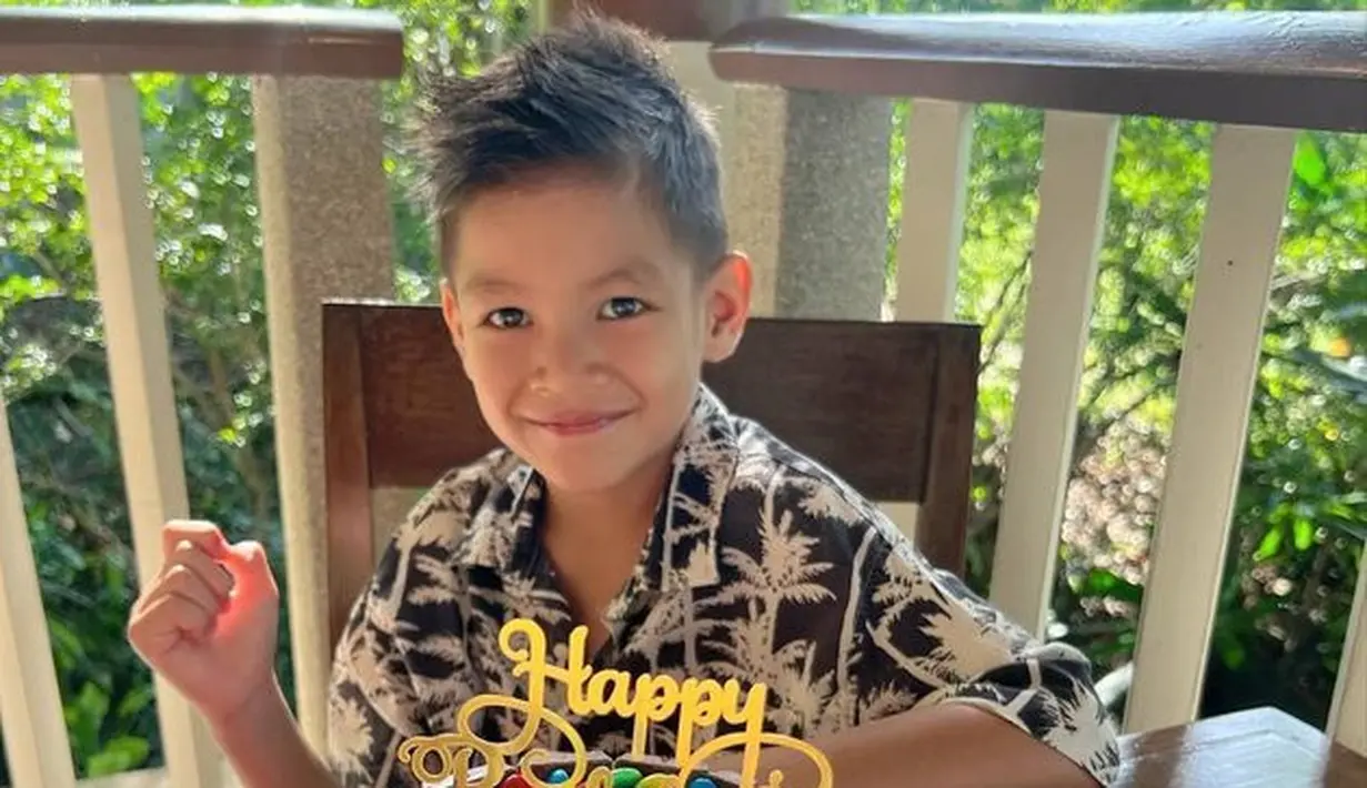 <p>Di usianya yang sudah 6 tahun, Kai tumbuh jadi anak yang tampan. Lihat saja betapa manis senyum dari Kai. [Foto: instagram.com/titi_kamall]</p>