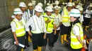 Menteri Perhubungan Budi Karya Sumadi menyimak penjelasan saat meninjau proyek MRT di Bundaran HI, Jakarta, Rabu (14/12). Menhub menyebutkan pengerjaan proyek tersebut sudah 70 persen untuk kontruksinya. (Liputan6.com/Angga Yuniar)