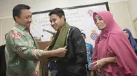 Pesepak bola Indonesia, Evan Dimas, menerima sarung dari Menpora, Imam Nahrawi, jelang keberangkatannya ke Spanyol di Kemenpora, Jakarta, Selasa (2/2/2016). (Bola.com/Vitalis Yogi Trisna)