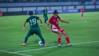 Zahra Muzdalifah (kanan) kehilangan bola saat Timnas Indonesia Putri dikalahkan Pakistan 0-2 hari Rabu (02/07/2025) malam WIB. (Muhammad Iqbal Ichsan/Bola.com)
