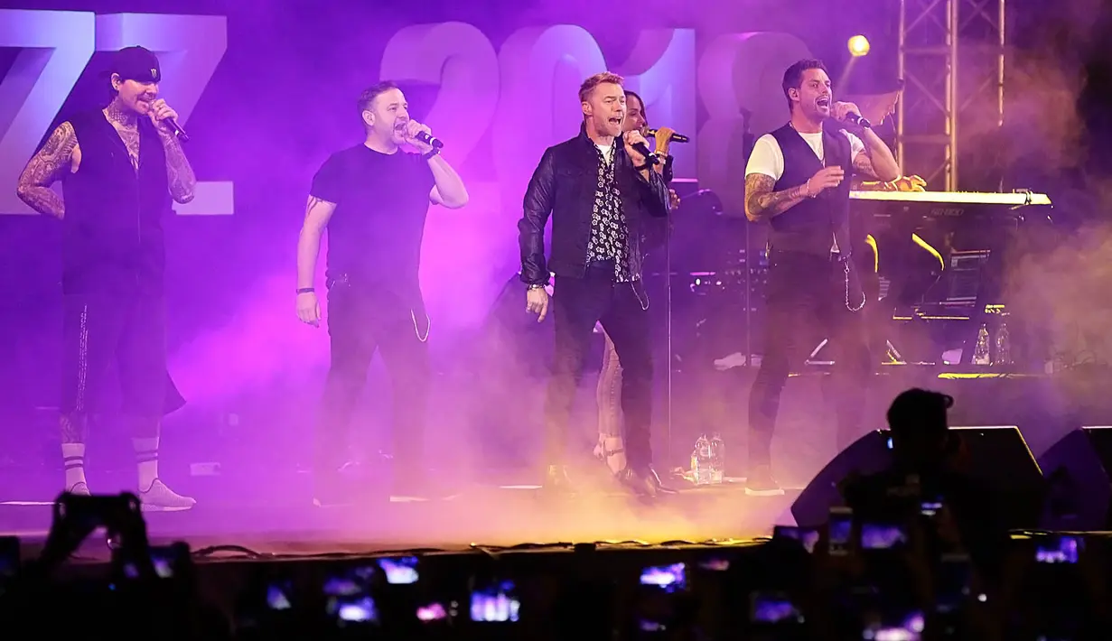 “Lagu ini ada album terbaru kami Thank You & Goodnight. Album kami rilis bulan November nanti. Aku harap kalian di Indonesia menyukainya,” ujar Ronan Keating. (Bambang E. Ros/Bintang.com)