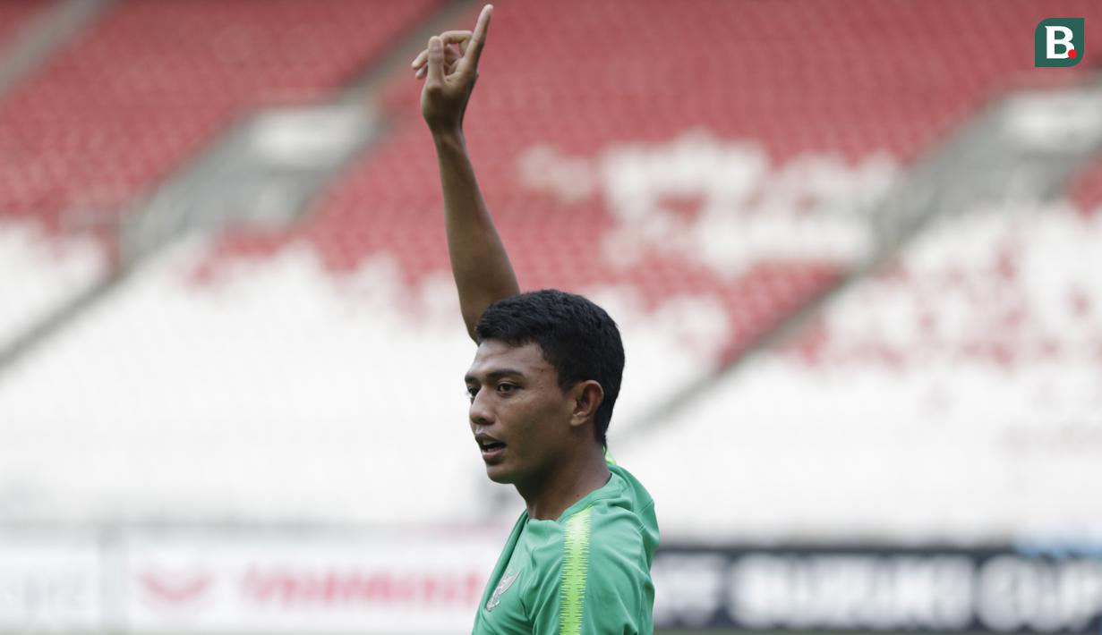 Pemain Timnas Indonesia, Dedik Setiawan, meminta bola saat latihan di SUGBK, Jakarta, Sabtu (24/11). Latihan ini persiapan jelang laga Piala AFF 2018 melawan Filipina. (Bola.com/Vitalis Yogi Trisna)