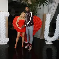Khloe Kardashian menggunakan dress ketat saat memamerkan kehamilan dan kemesraanya denga Tristan Thompson di Instagram. (instagram/khloekardashian)