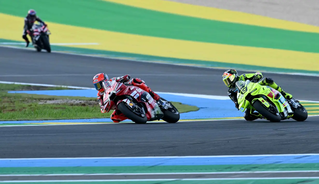 Ini menjadi kemenangan kemenangan pertama Marc Marquez musim ini. Tampak dalam foto, pembalap Ducati Lenovo Team asal Spanyol, Marc Marquez (tengah) beradu kecepatan dengan Fabio Di Giannantonio (Pertamina Enduro VR46 Racing Team) saat Sprint Race MotoGP Brasil 2026 di Autodromo Internacional Ayrton Senna, Goiania, Sabtu 21 Maret 2026 waktu setempat atau Minggu (22/3/2026) dini hari WIB. (EVARISTO SA/AFP)