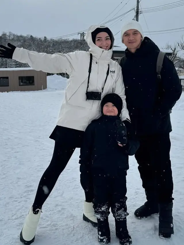 Gaya Publik Figur Menikmati Liburan Akhir Tahun di Negara Bersalju.