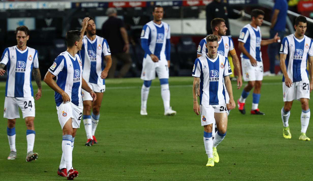 Para pemain Espanyol tampak lesu usai ditaklukkan Barcelona pada laga La Liga di Stadion Camp Nou, Rabu (8/7/2020). Espanyol dipastikan degradasi karena baru meraih 24 poin dan berada di dasar klasemen La Liga. (AP/Joan Monfort)