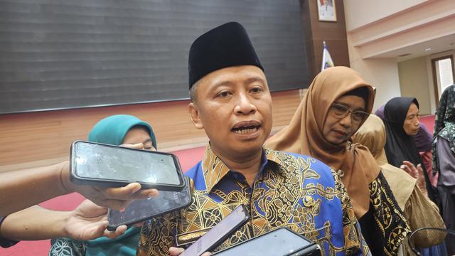 Wali Kota Depok, Supian Suri usai mengikuti kegiatan di gedung Baleka, Kota Depok.