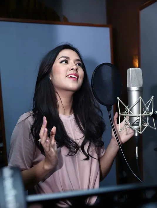 Raisa saat 'hearing session' albumnya di Brotherland Studio, Sudirman Park Jakarta Pusat (22/2) mengatakan album barunya tinggal sisa tiga lagu. (Nurwahyunan/Bintang.com)