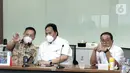 Direktur Utama Bank DKI, Fidri Arnaldy (tengah), Direktur Keuangan Bank DKI, Romy Wijayanto dan Direktur Keuangan Rajawali Nusantara Indonesia (RNI), Thomas Hadinata berbincang usai penandatanganan perjanjian kredit modal kerja di Jakarta, Rabu (22/12/2021). (Liputan6.com/HO/BDKI)