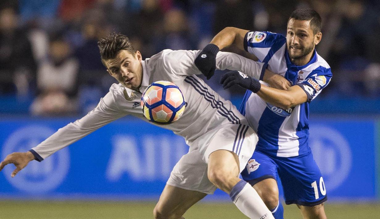 Gelandang Real Madrid, Mateo Kovacic, berebut bola dengan striker Deportivo, Florin Andone, pada laga La Liga di Stadion Riazor, La Coruna, Rabu (26/4/2017). Deprtivo kalah 2-6 dari Madrid. (AP/Lalo R Villar)