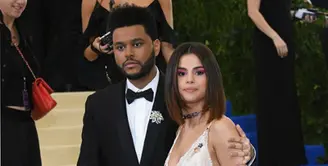 Selena Gomez dan The Weeknd, kembali tersiar soal kisah asmara mereka. Keduanya terus  tersiar sejak diketahui memiliki hubungan spesial pada beberapa bulan lalu. Namun belakangan ini The Weeknd sedang sibuk dengan kariernya. (AFP/Bintang.com)