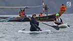Istri bupati Trenggalek Mochammad Nur Arifin, Novita Hardini tersenyum saat olah raga Stand Up Paddle di Pantai Mutiara, Trenggalek, Jawa Timur, Sabtu (7/9/2019). Bermain Stand Up Paddle merupakan salah satu olah raga air atau wisata. (Liputan6.com/Herman Zakharia)