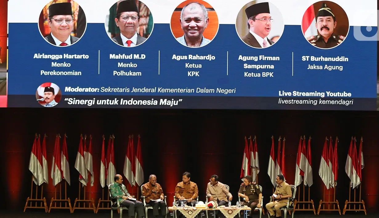 Sekjen Kemendagri Hadi Prabowo bersama Ketua KPK Agus Rahardjo, Ketua BPK Agung Firman Sampurna, Menko Perekonomian Airlangga Hartarto, Menko Polhukam Mahfud MD, Jaksa Agung ST Burhanuddin (ki-ka) saat panel I  Rakornas Indonesia Maju di Bogor, Rabu (13/11/2019). (Liputan6.com/Herman Zakharia)
