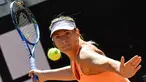 Petenis asal Rusia, Maria Sharapova berusaha mengembalikan bola saat berhadapan dengan petenis asal Amerika Serikat, Christina Mchale pada turnamen tenis Italia Terbuka di Foro Italico, Roma (15/5). Sharapova menang 6-4, 6-2. (AFP Photo/Andreas Solaro)