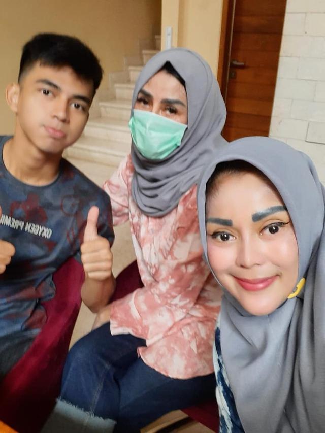 6 Potret Kebersamaan Amy Qanita dan Dimas 'Kembaran' Raffi Ahmad, Bak Ibu Kandung