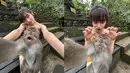 Ahn Yujin sempat berkunjung ke Bali bersama para anggota acara tvN "Earth Arcade 2" pada bulan Juli 2023 lalu. Leader girlgrup Korea Selatan, IVE, itu menjadi viral di kalangan netizen karena foto selfie-nya dengan monyet di Ubud Monkey Forest. Berbagai pose menggemaskan diunggah lewat Instagram pribadinya. (Liputan6.com/IG/@_yujin_an)