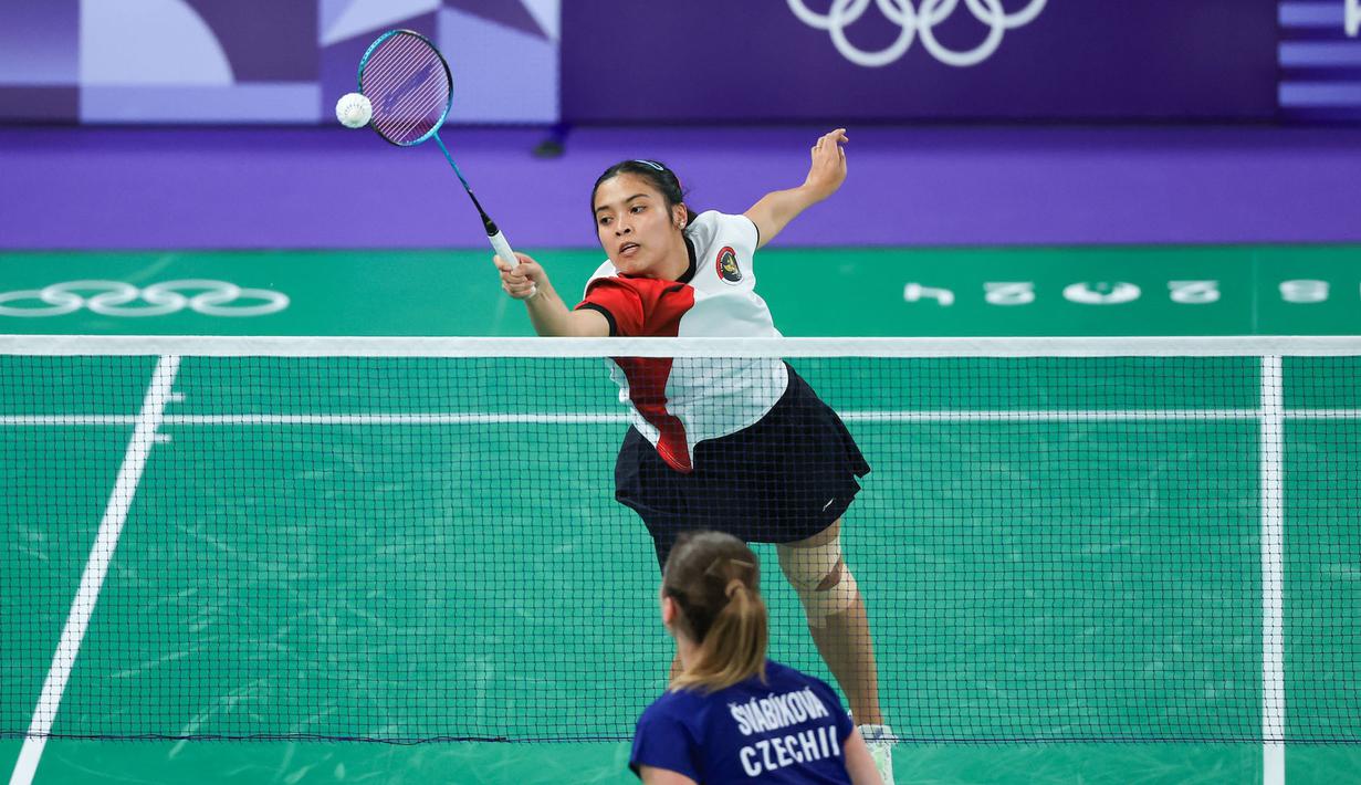 <p>Pebulutangkis Indonesia, Gregoria Mariska Tunjung mencegat bola di depan net saat menghadapi wakil Republik Ceska, Tereza Svabikova pada laga terakhir Grup G nomor tunggal putri cabor bulutangkis Olimpiade Paris 2024 di Porte de la Chapelle Arena, Paris, Rabu (31/7/2024). Gregoria Mariska Tunjung menang straight-game 21-12, 21-18. (Dok. NOC Indonesia/Naif Muhammad Al'as)</p>