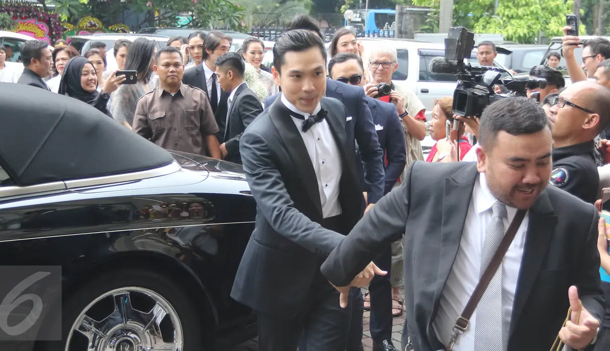 Mempelai pria, Harvey Moeis berjalan masuk ke Gereja Katedral, Jakarta Pusat, Selasa (8/11). Harvey Moeis akan mempersunting sang kekasih yang juga aktris Sandra Dewi. (Liputan6.com/Herman Zakharia)